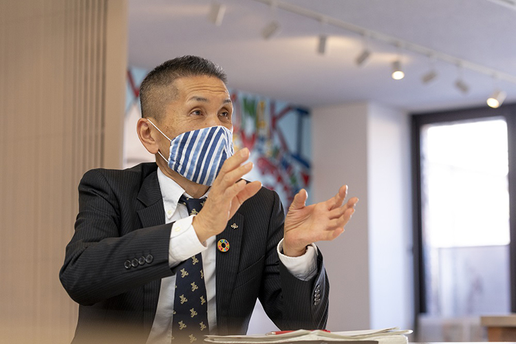 Mr. Kobayashi is talking.
