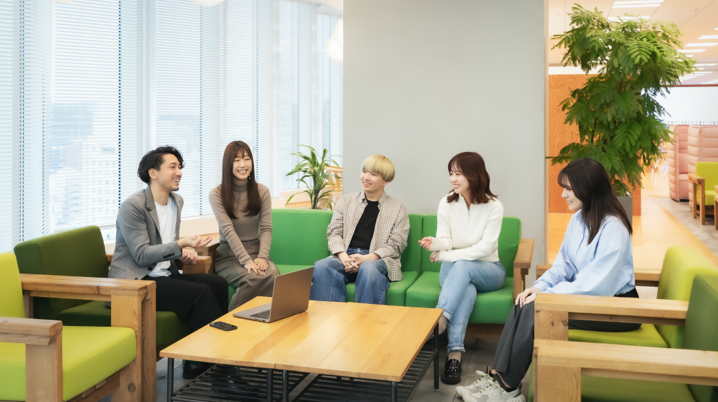 多様な働き方に対応した、明るく開放的なオフィス空間