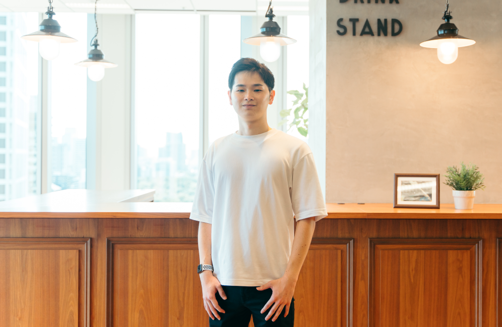 今井 皓さんのインタビュー記事の写真です。今井さんが正面を向いて写っています。