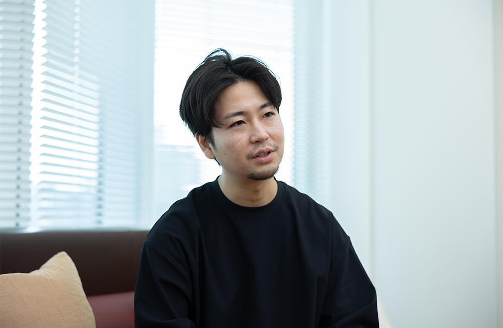安彦さんインタビューカット