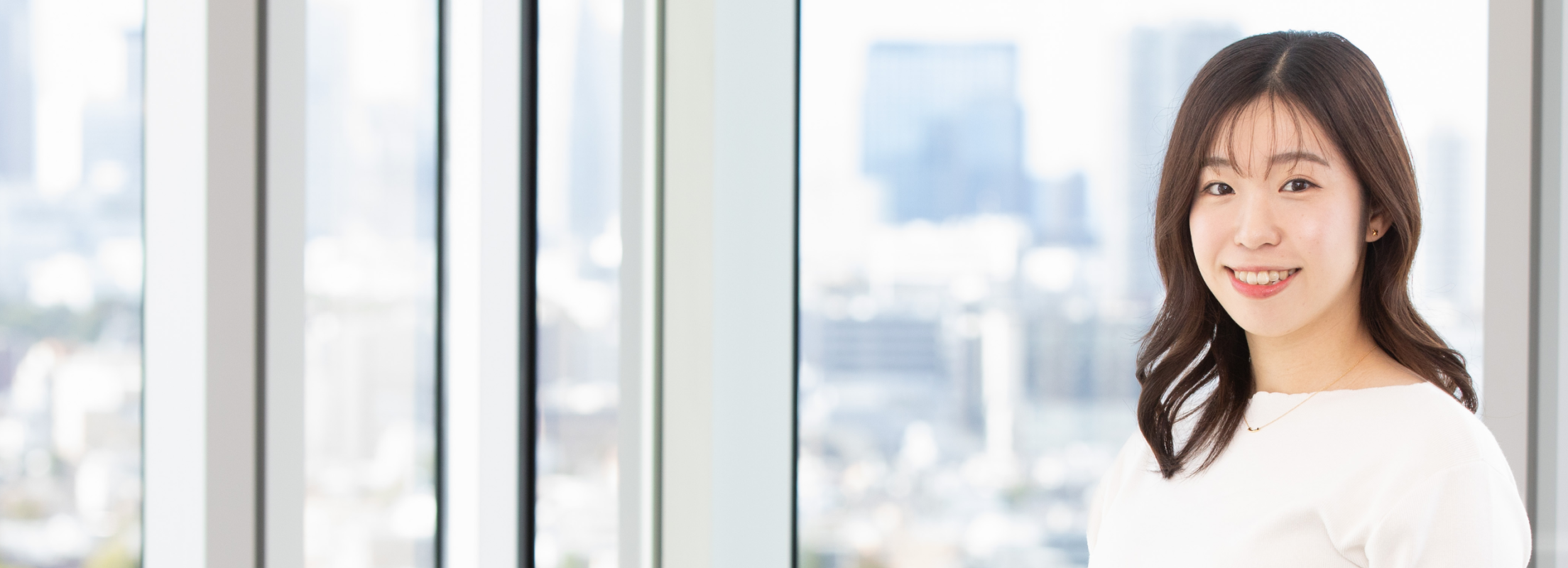 出野泉花さんのインタビュー記事のメイン画像です。出野泉花さんが正面を向いて写っています。