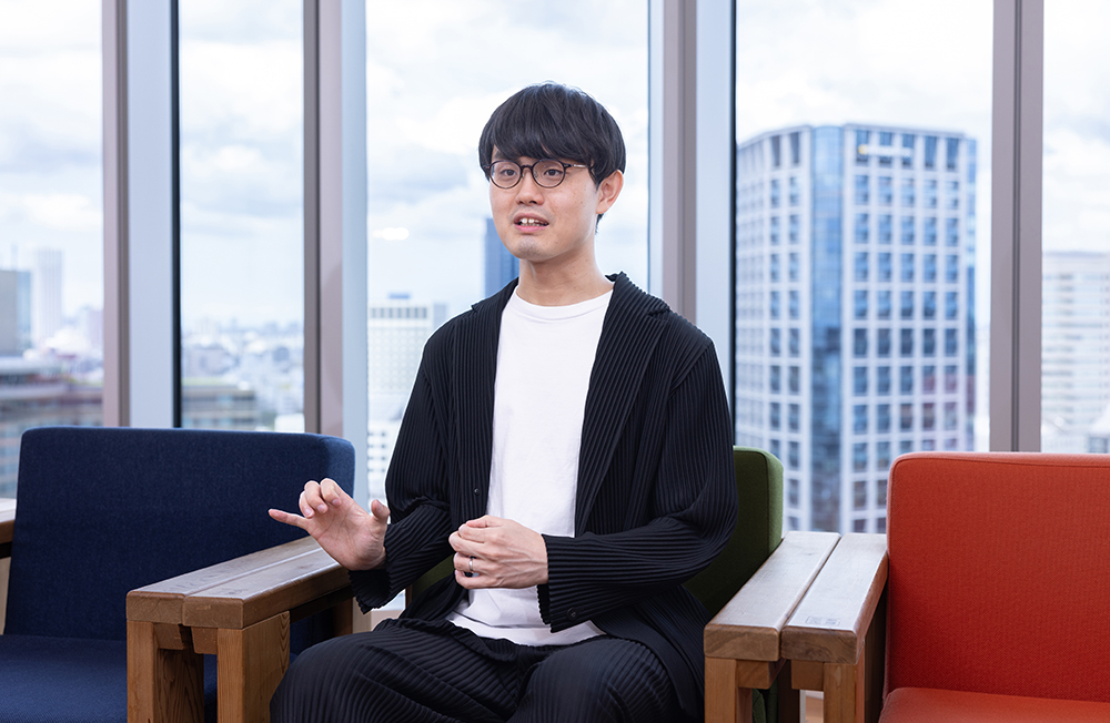 加藤亙貴さんインタビューカット