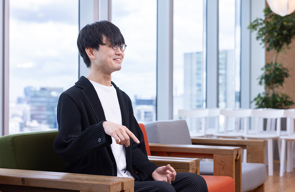 加藤亙貴さんインタビューカット