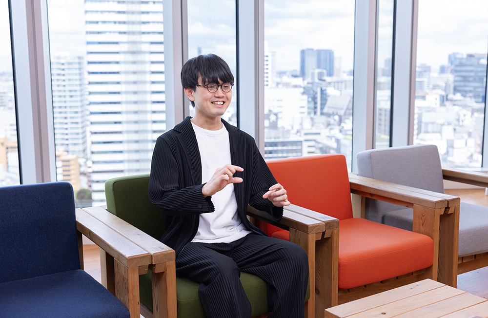 加藤亙貴さんインタビューカット