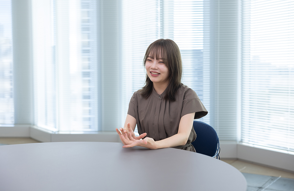 加藤ゆりさんインタビューカット