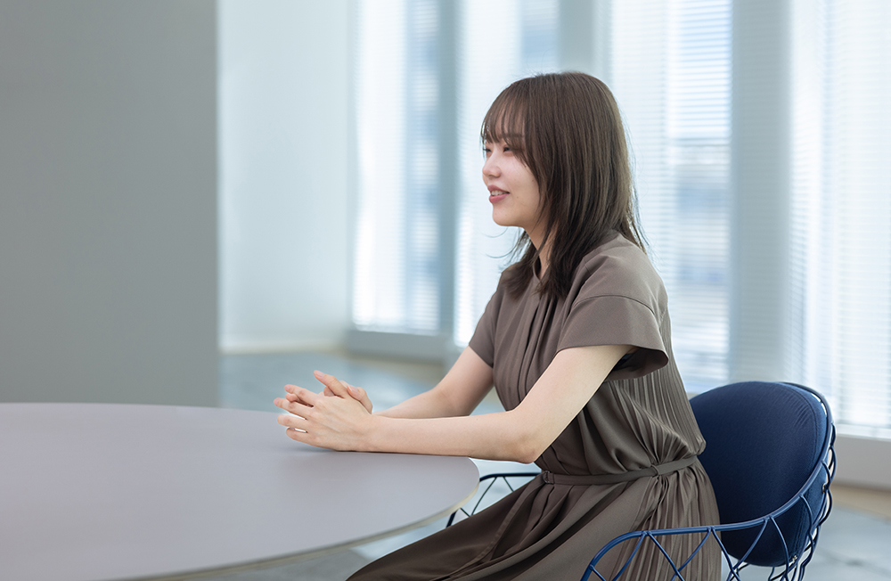 加藤ゆりさんインタビューカット