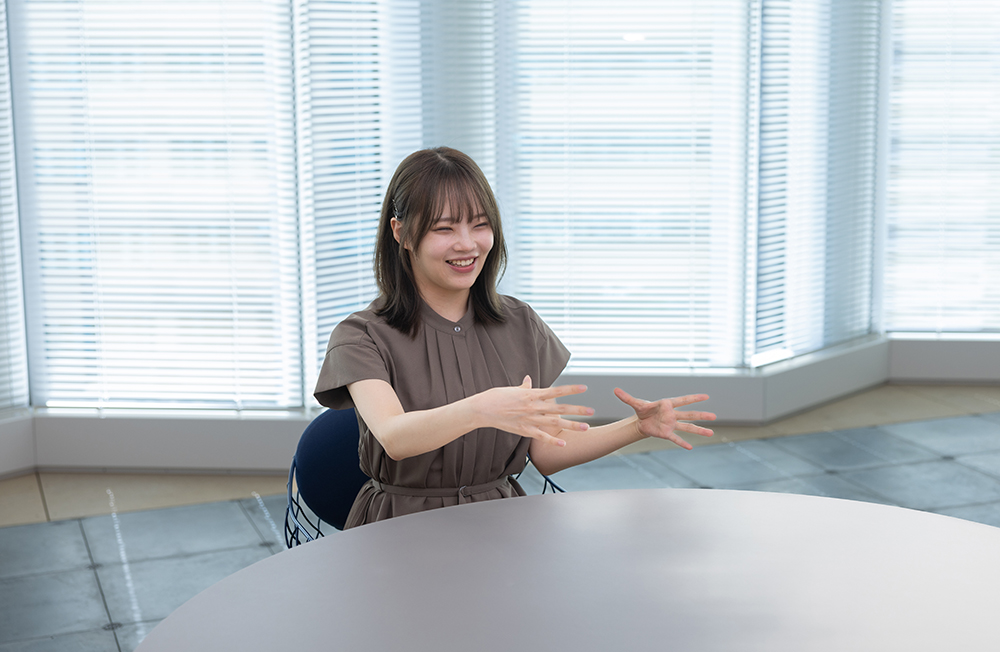 加藤ゆりさんインタビューカット