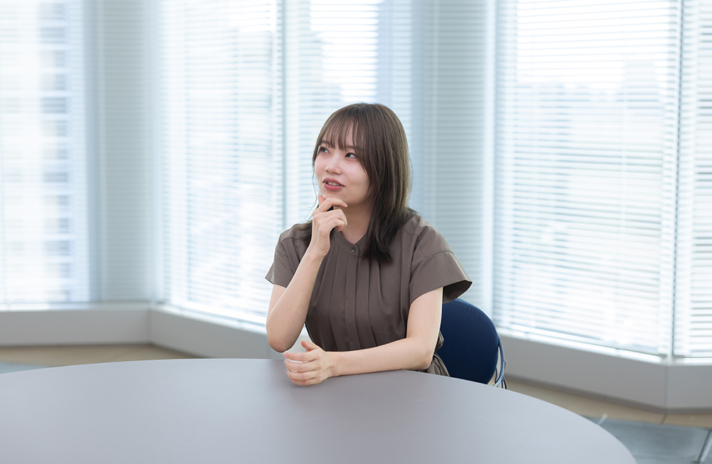 加藤ゆりさんインタビューカット