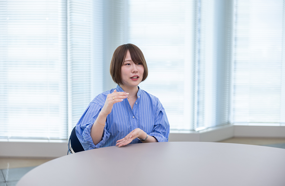 萬代さんインタビューカット