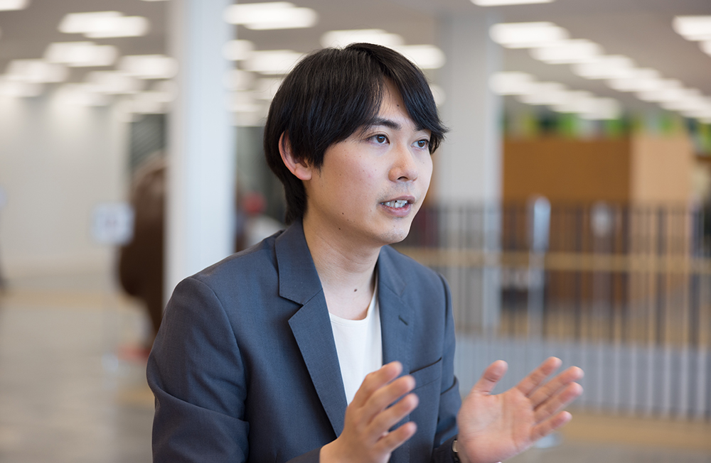 緑川さんインタビューカット