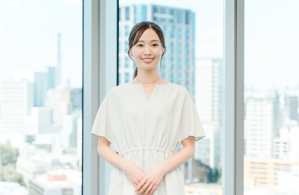 永田 咲紀さんのインタビュー記事の写真です。永田さんが正面を向いて写っています。