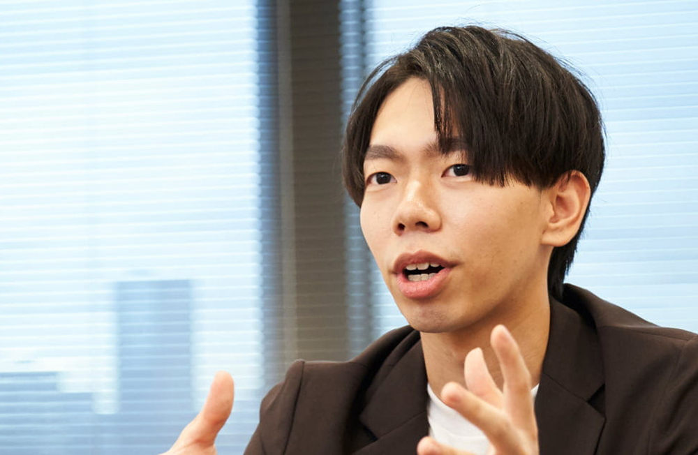 岡崎さんインタビューカット