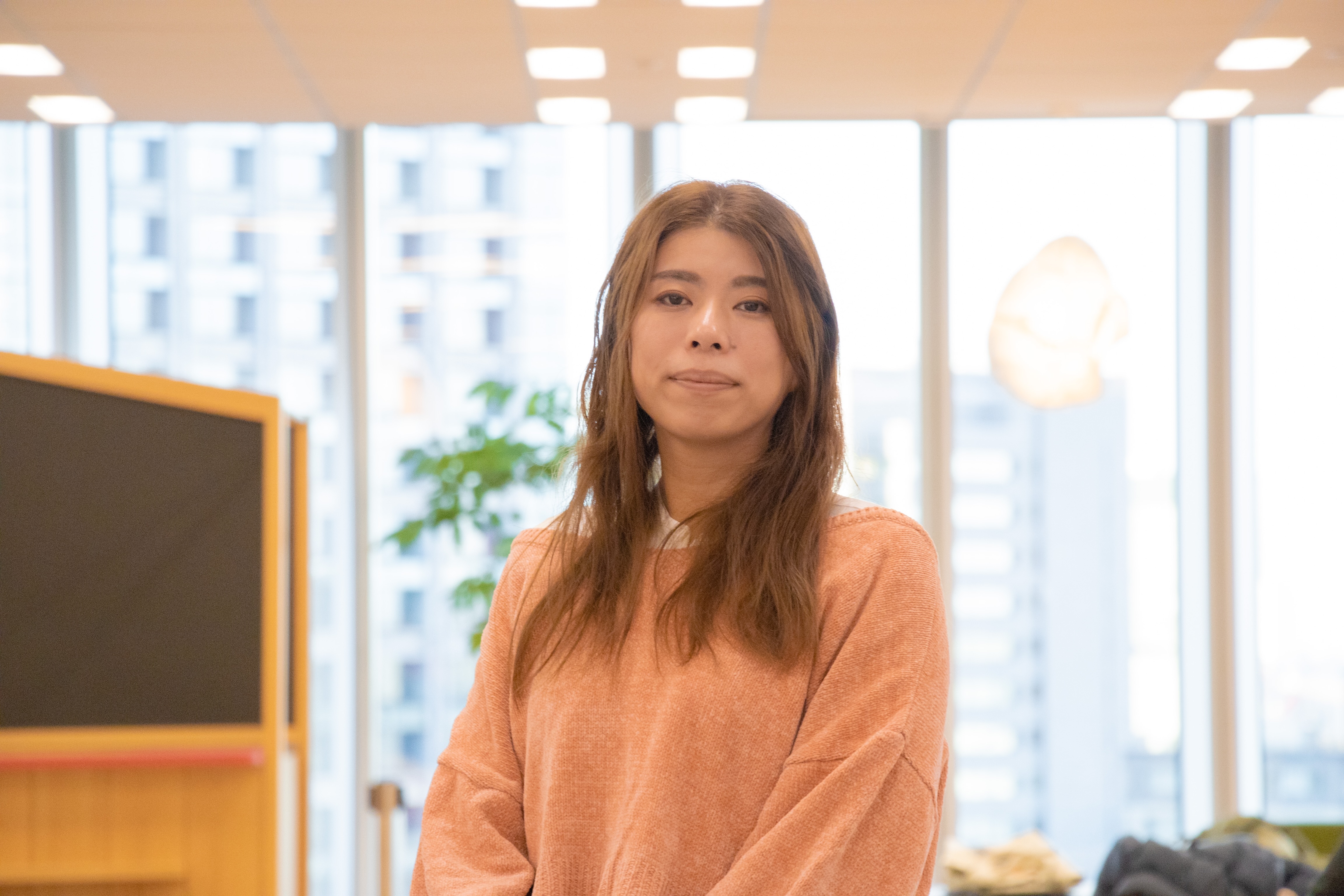 佐久間佳恵さんインタビューカット