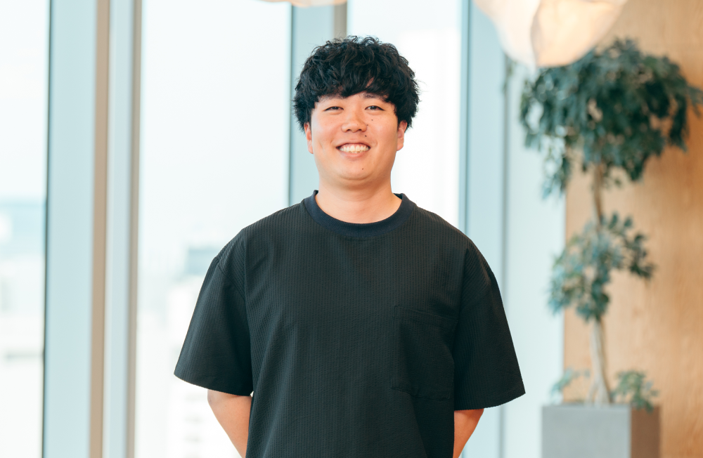 佐藤哲平さんのインタビュー記事の写真です。佐藤さんが正面を向いて写っています。