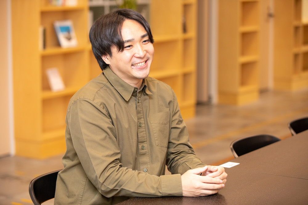 鈴木康介さんインタビューカット