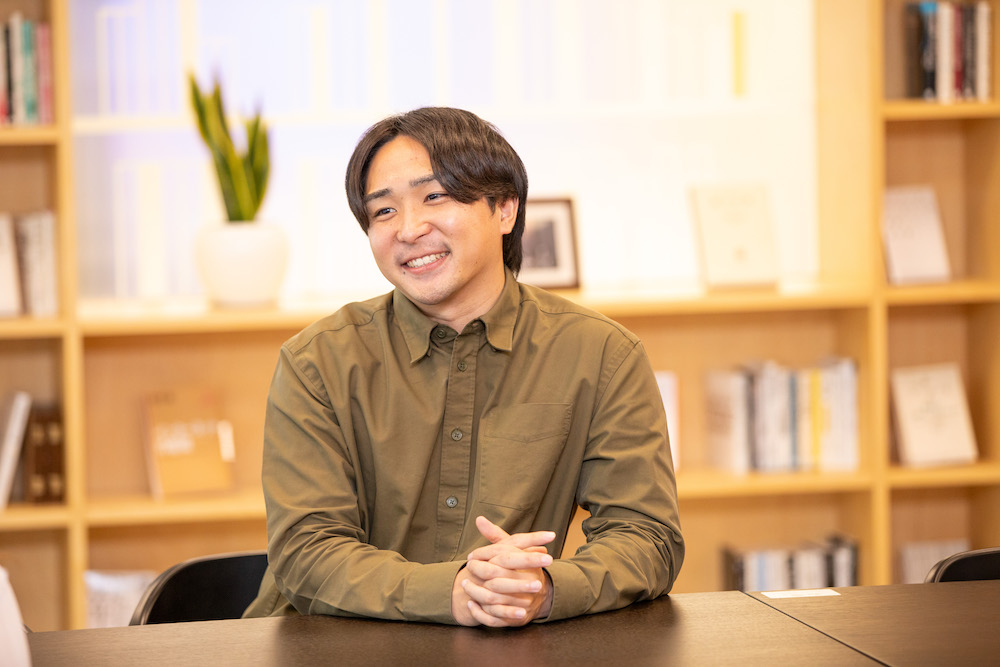 鈴木康介さんインタビューカット