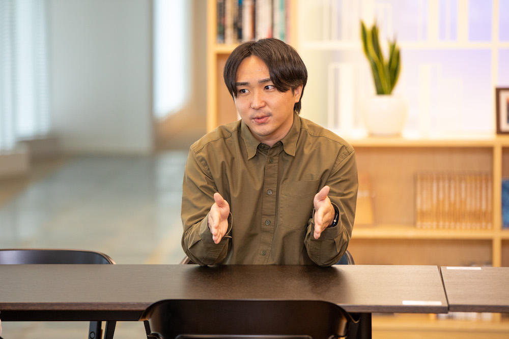 鈴木康介さんインタビューカット