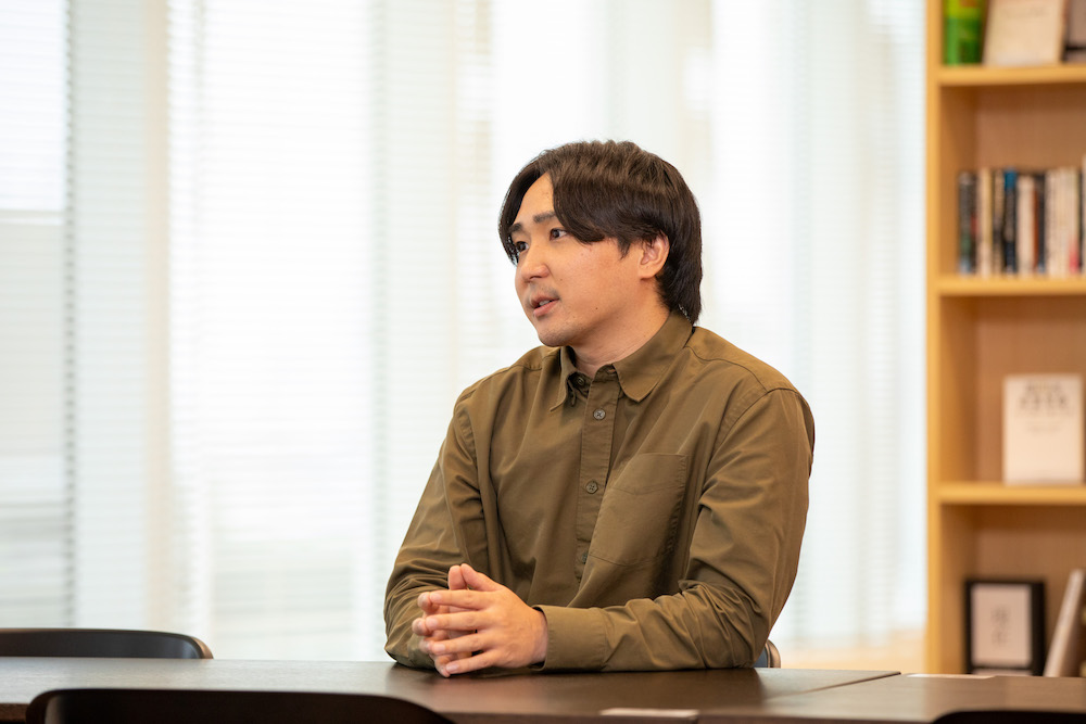 鈴木康介さんインタビューカット