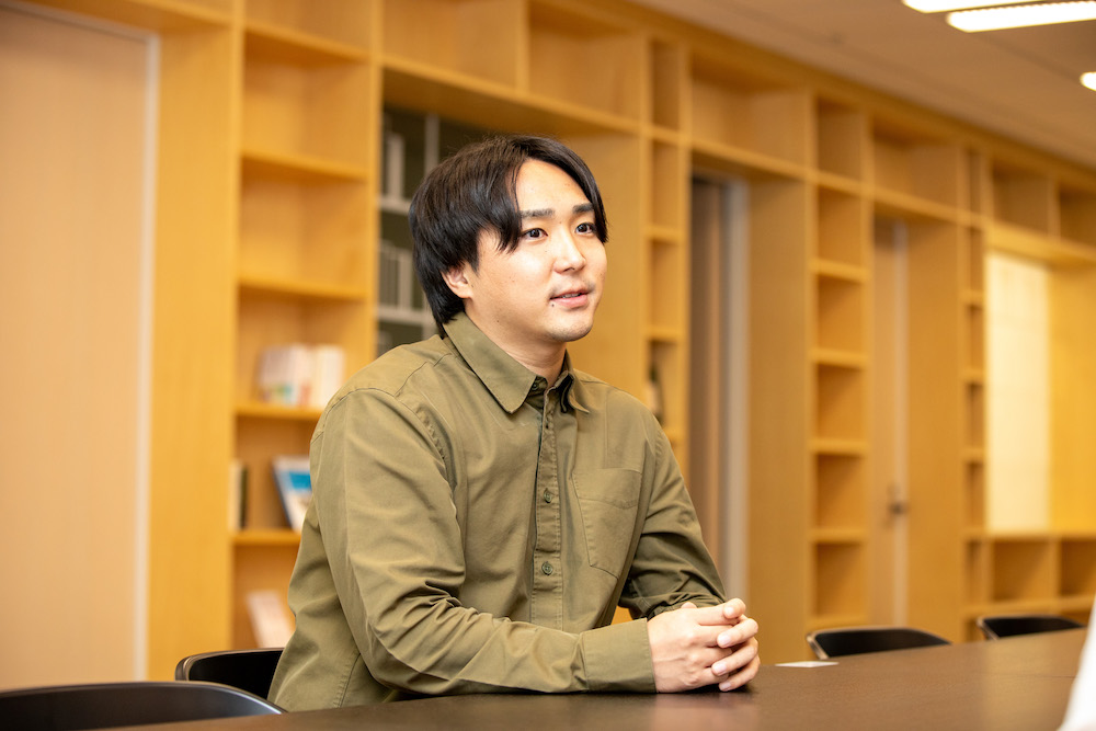 鈴木康介さんインタビューカット