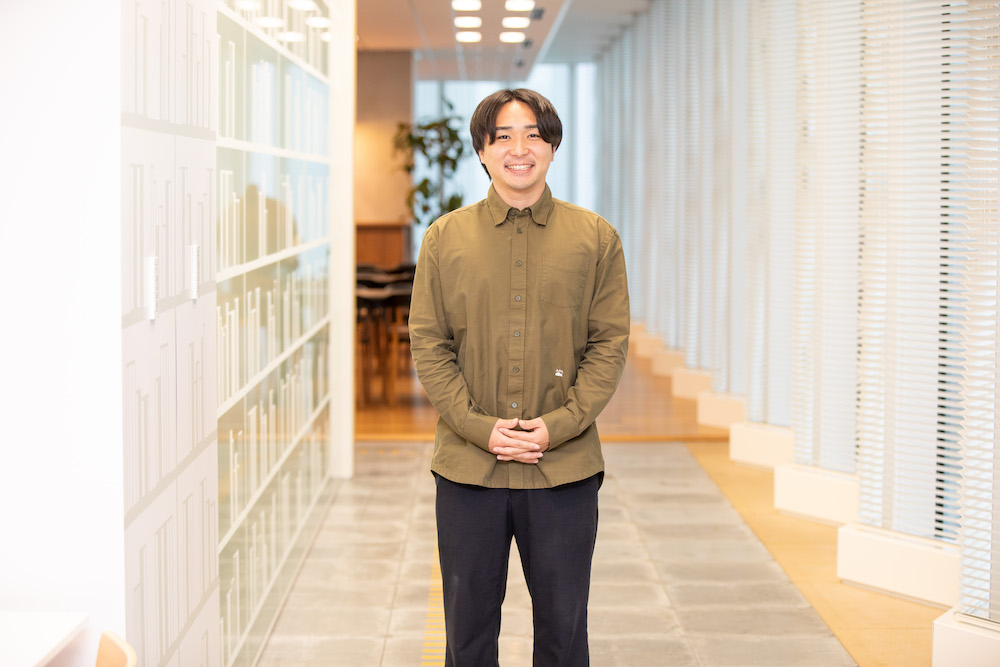 鈴木康介さんインタビューカット