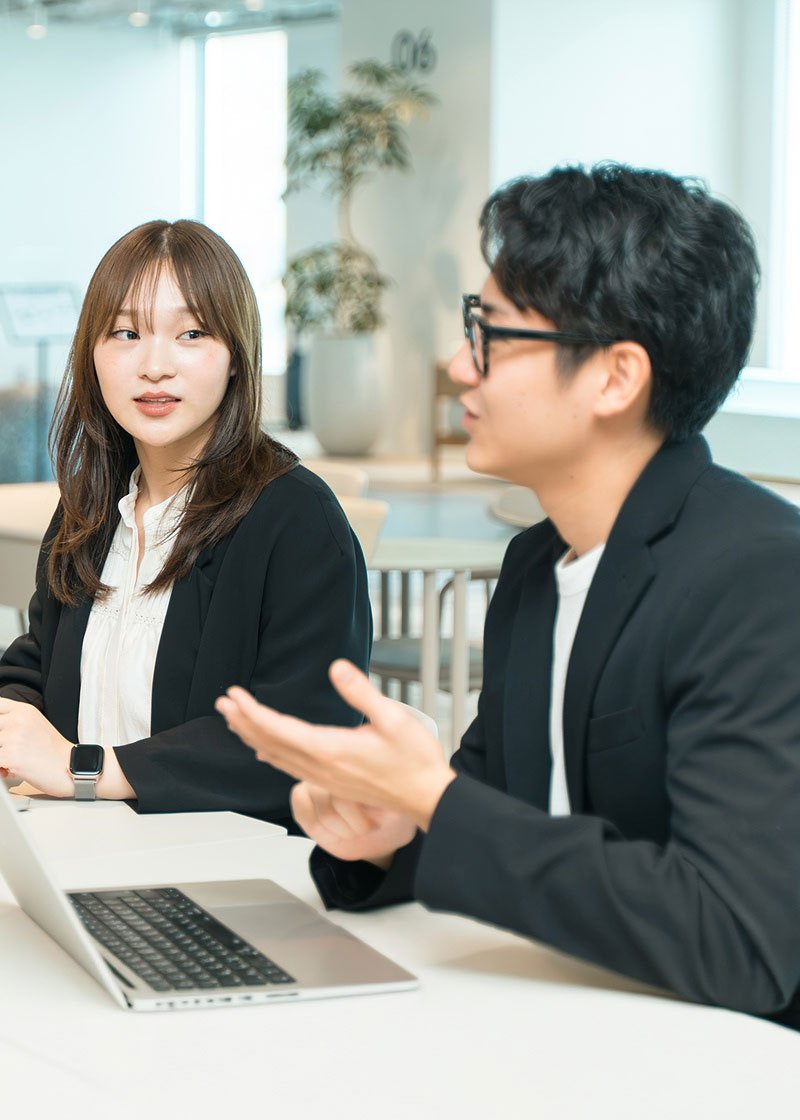 テーブルでの仕事の打ち合わせ