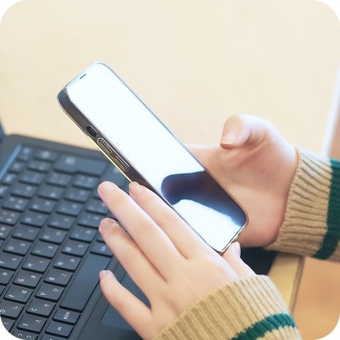 スマホを操作している手元