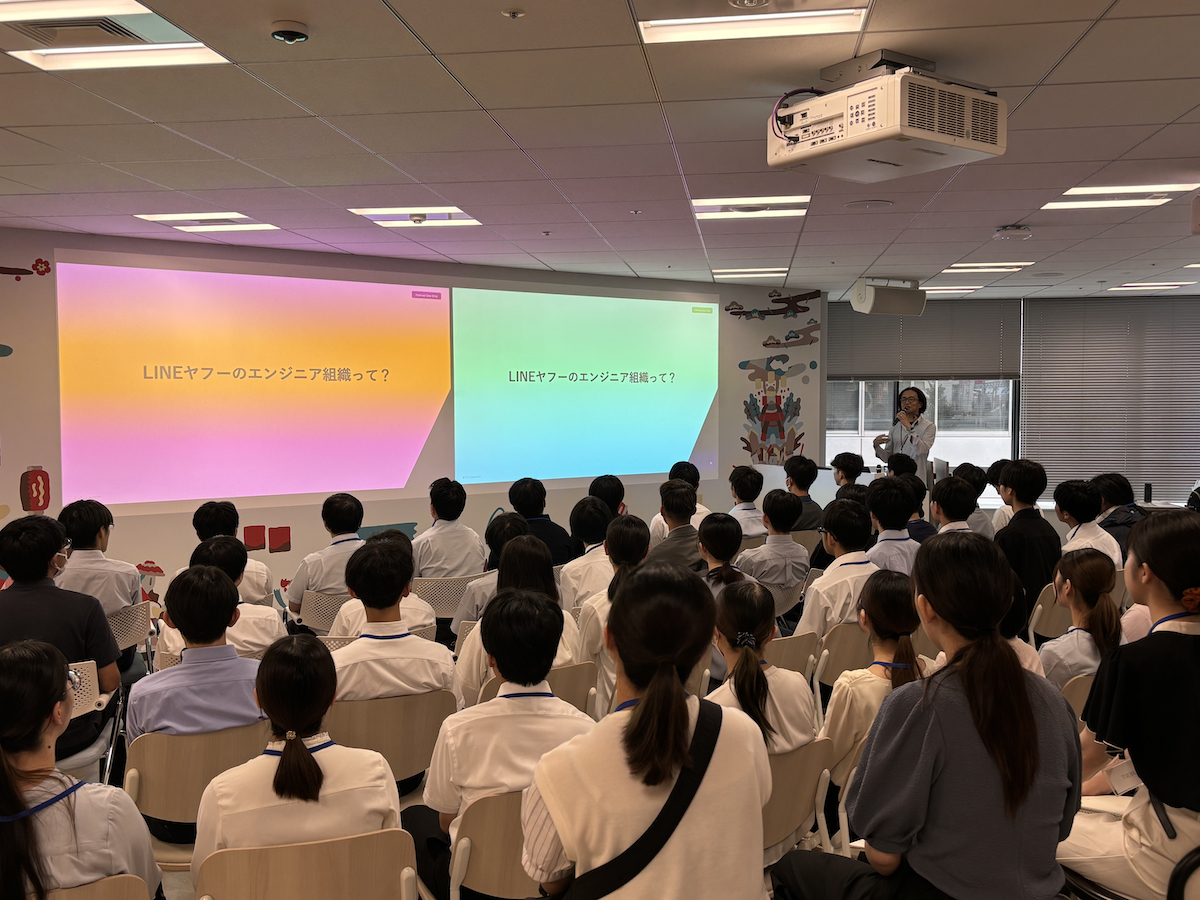 社員が登壇し、学生が話を聞いている様子