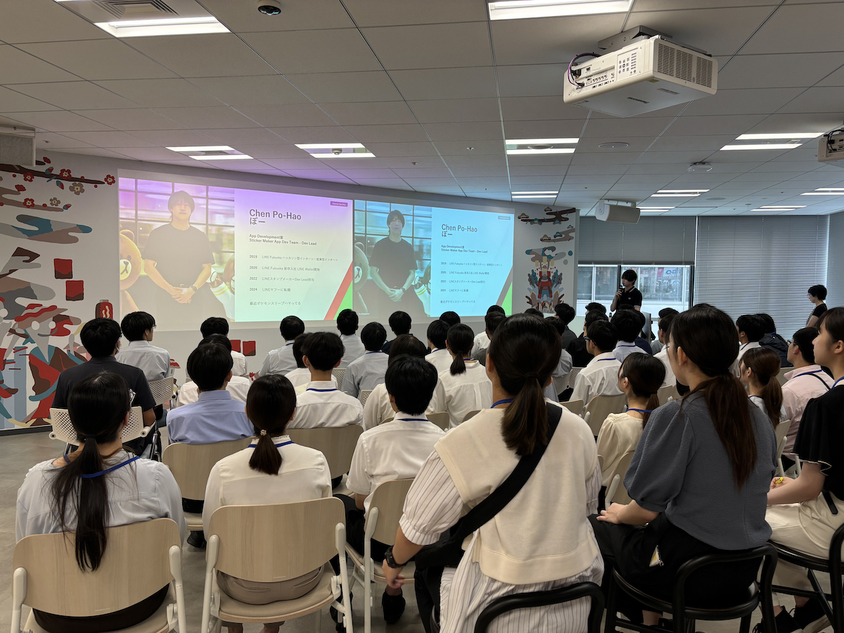 社員が登壇し、学生が話を聞いている様子