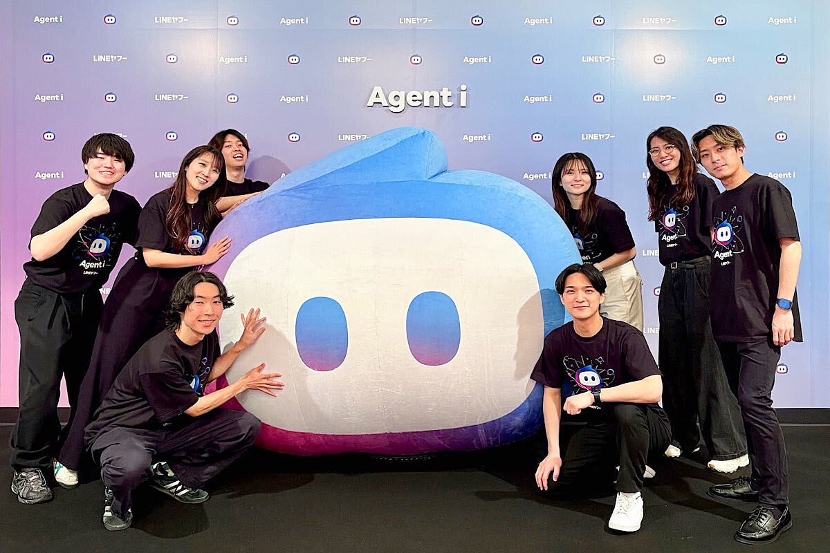 Agent iのフォトスポットでチームメンバーと並ぶ中野修平さんたちの集合写真。