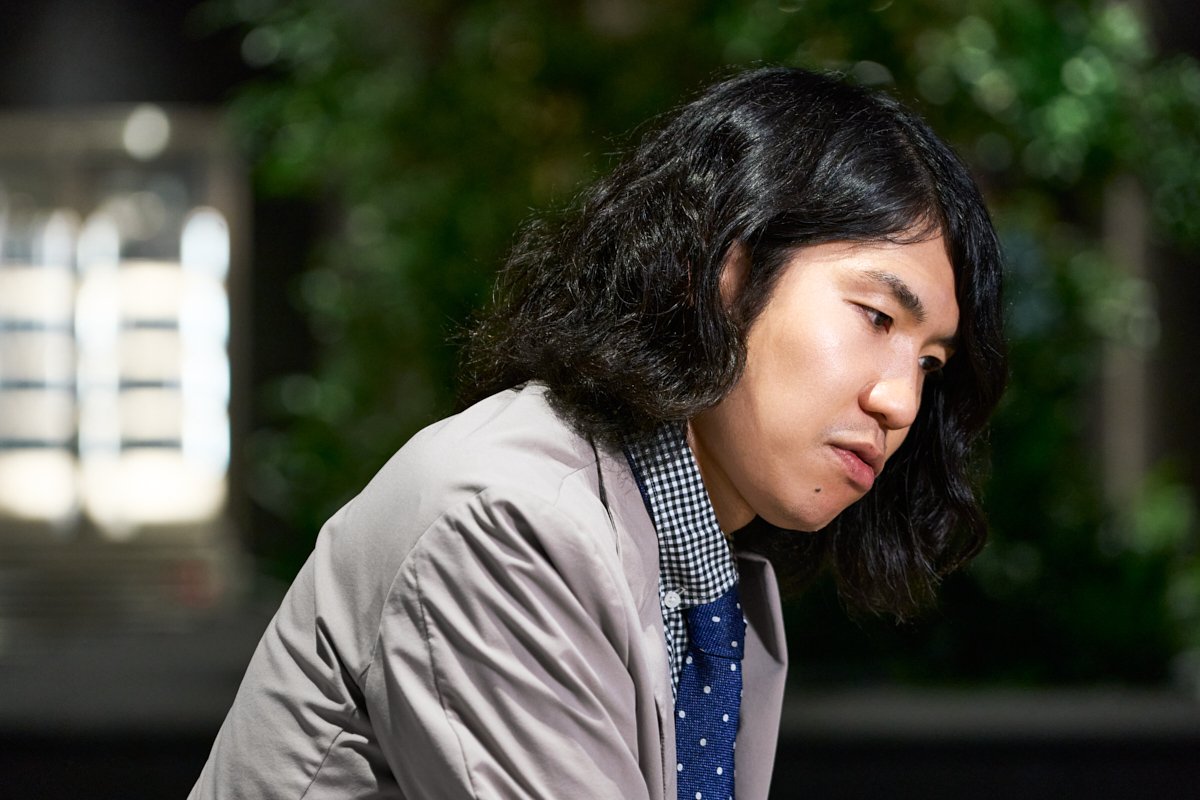 樋口恭介さんが横向きで考え込むような表情を見せている写真。