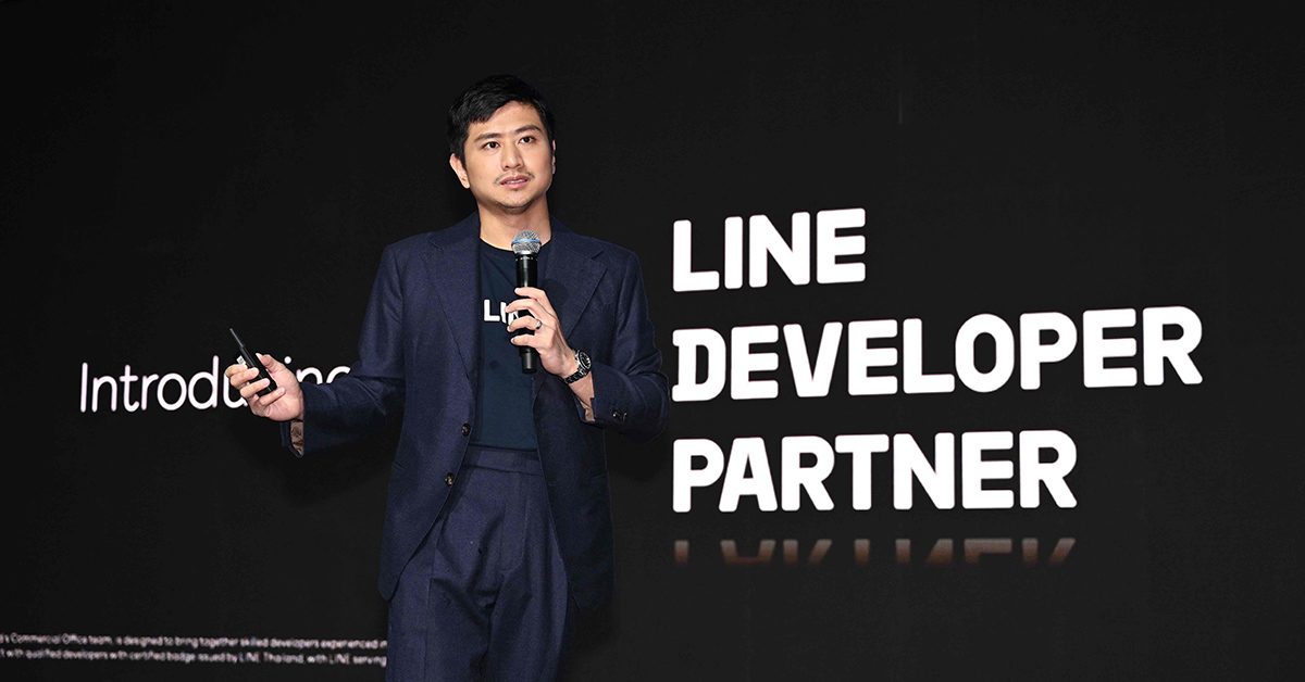 Weera Kasetsin speaking on the stage