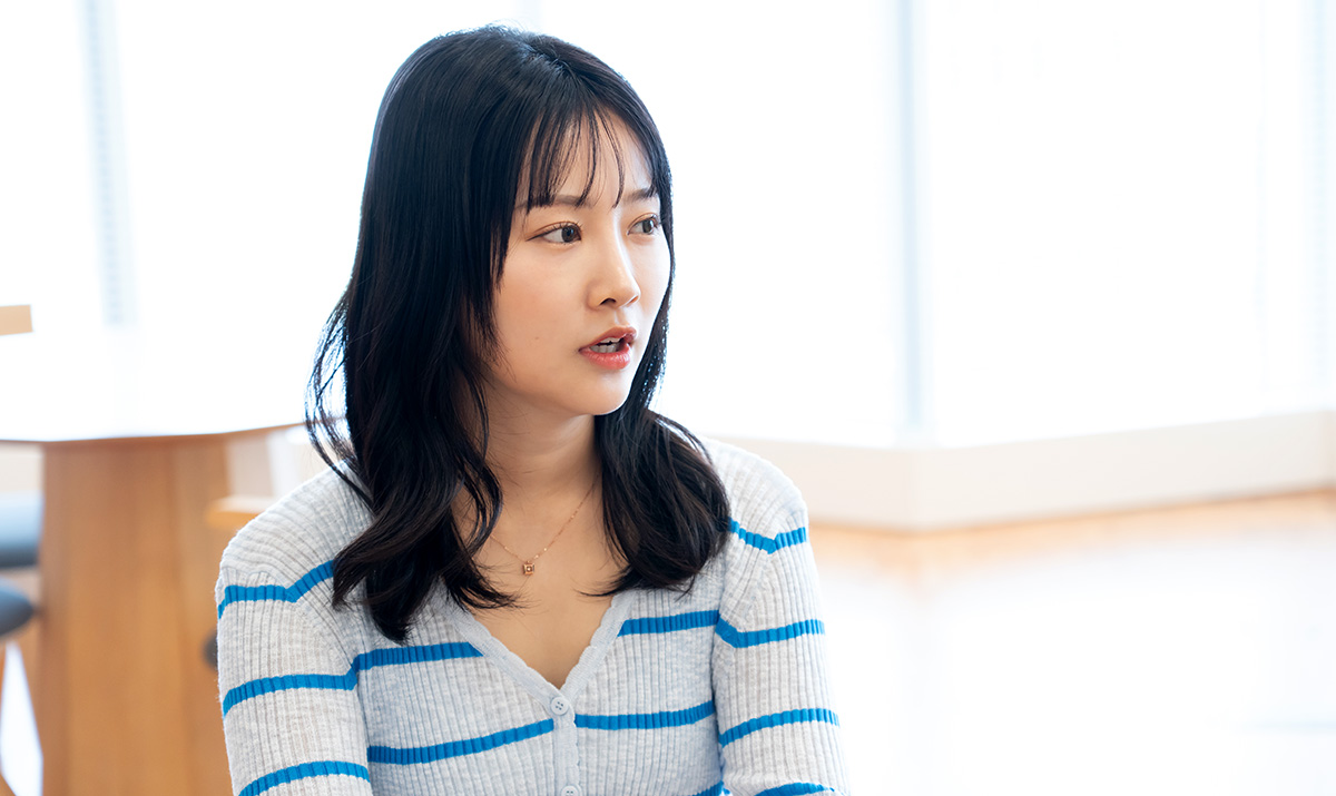 ソヨンさんのバストショッ。やや横を向き話している様子で、真剣な表情を浮かべている。