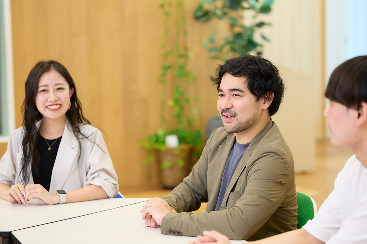 赤尾関が話している写真