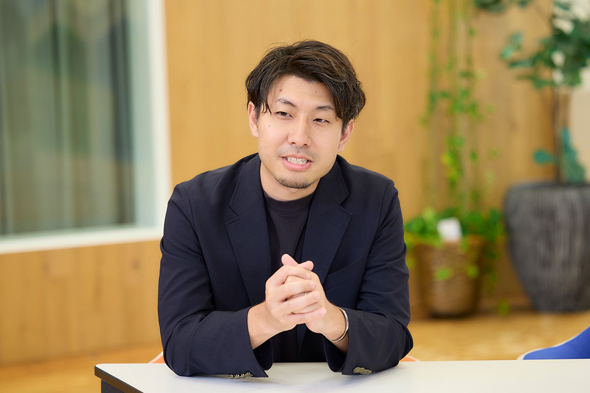 菅原が話している写真