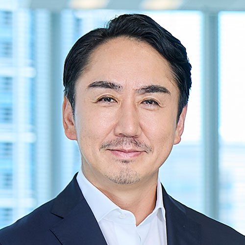 スーツ姿のCEO出澤が正面を向いているバストショットの写真