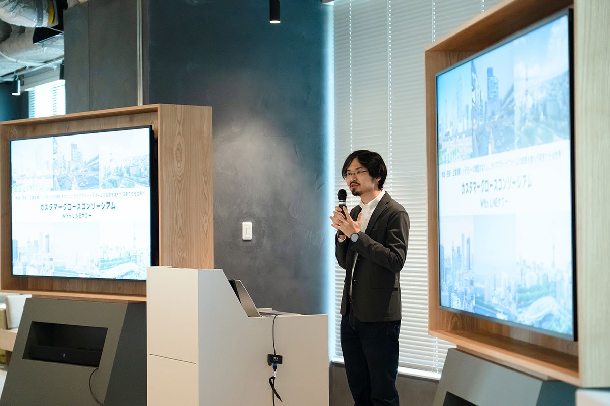 LINEヤフー執行役員の古賀千尋が、カスタマーグロースコンソーシアム発足会のステージで説明している様子。