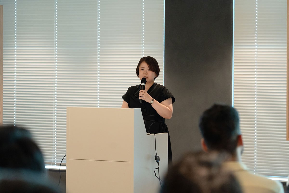 LINEヤフーマーケティング代表取締役社長の佐藤瑛実が、発足会のステージで中小企業のデジタル活用における課題を説明している様子。