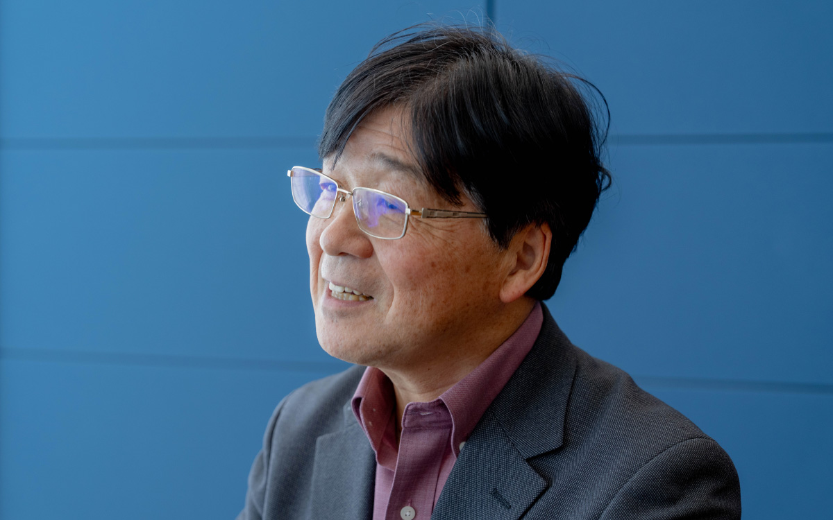 立正大学の西田先生のバストショット。笑顔を見せながら話している様子。