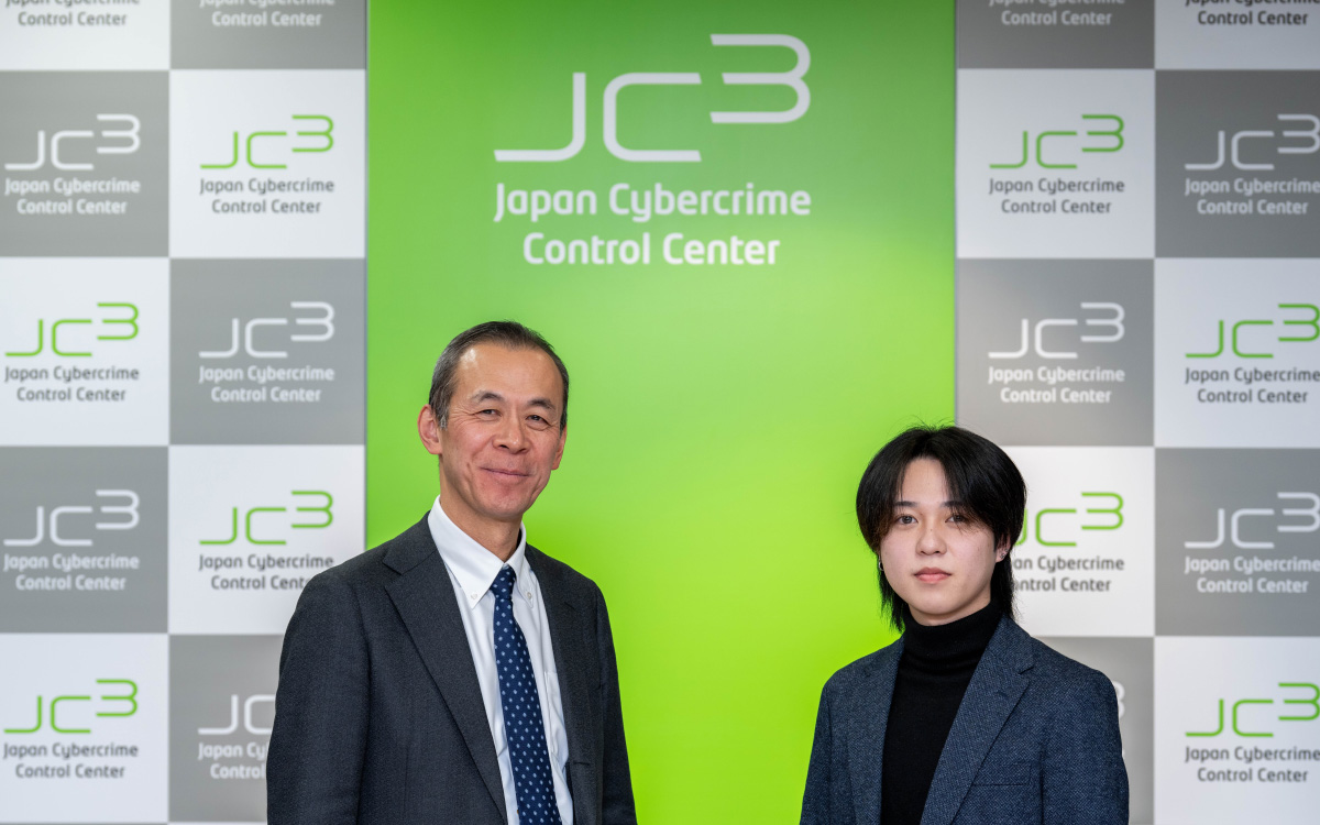 櫻澤さんと首浦が「JC3（Japan Cybercrime Control Center）」のロゴ入りパネルの前で並んで立っているツーショット写真。背景には、緑とグレーを基調とした「JC3 Japan Cybercrime Control Center」のロゴが複数配置されている。