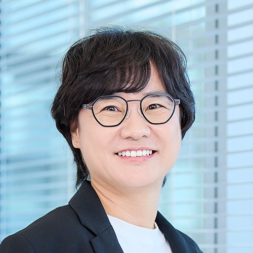 黒いジャケットと白いシャツを着た朴イビンの顔写真。眼鏡をかけ、正面を向いてほほ笑んでいる。