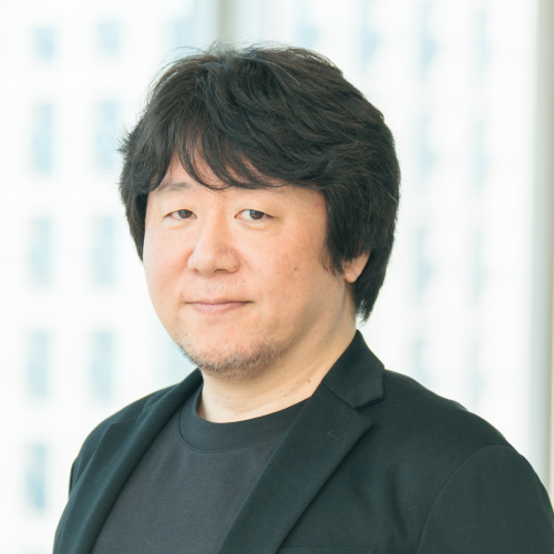 黒のジャケットと黒のTシャツを着た冨川の写真