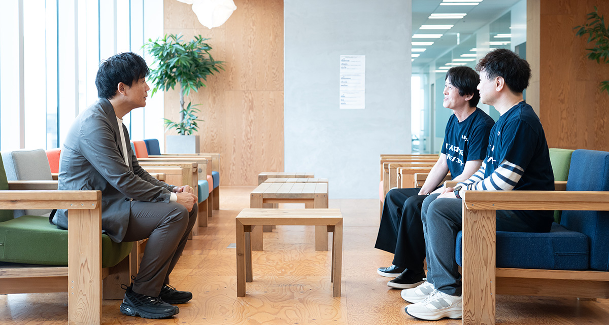 生井さん、水上さん、柴崎さんが向かい合って座り、対話している様子の写真。