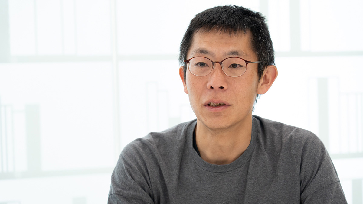 LINEの責任者である朝井が写っている写真。明るい室内で正面を向いて座り、話している様子だ。表情は落ち着いており、真剣に考えを伝えているように見える。