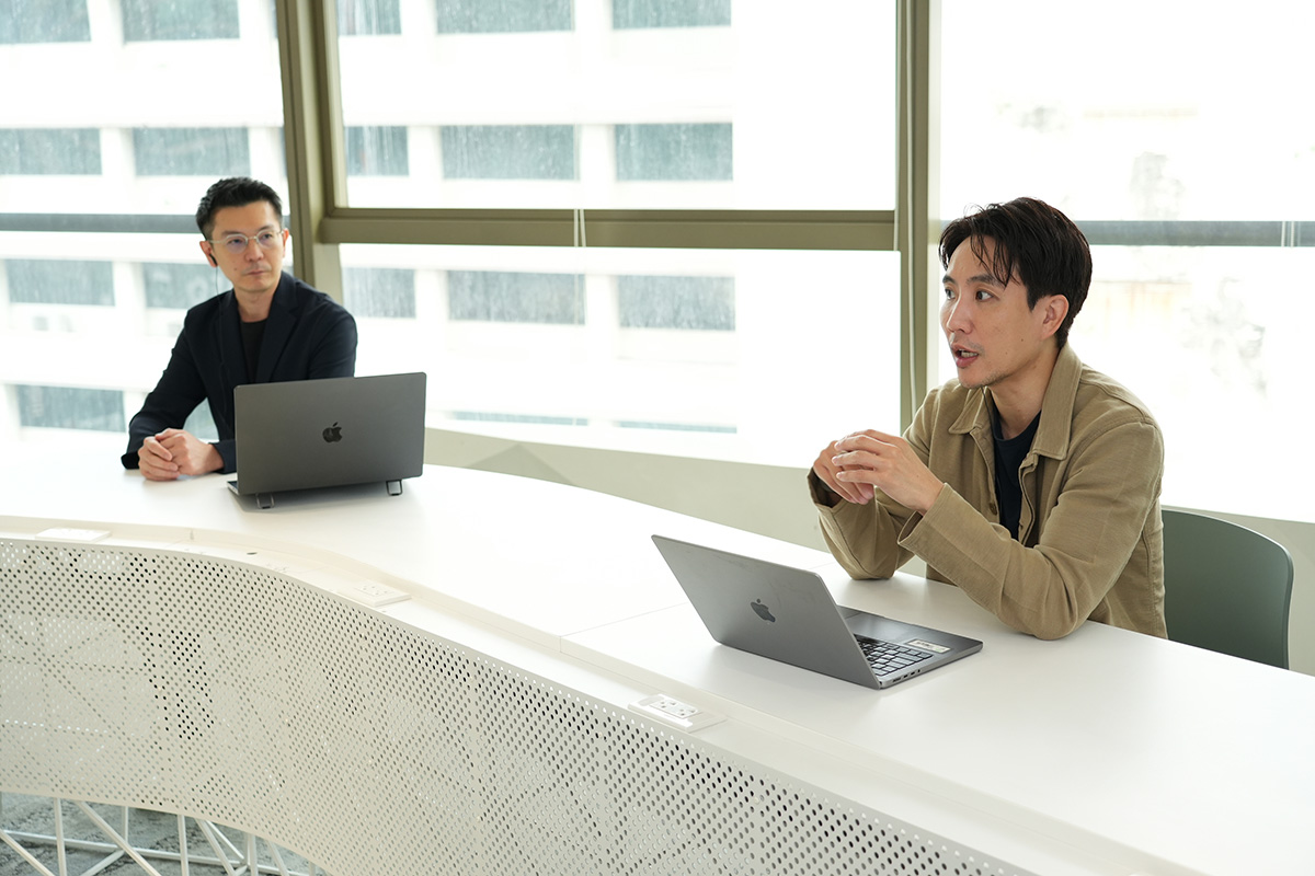 ボールとプイが話をする様子の写真