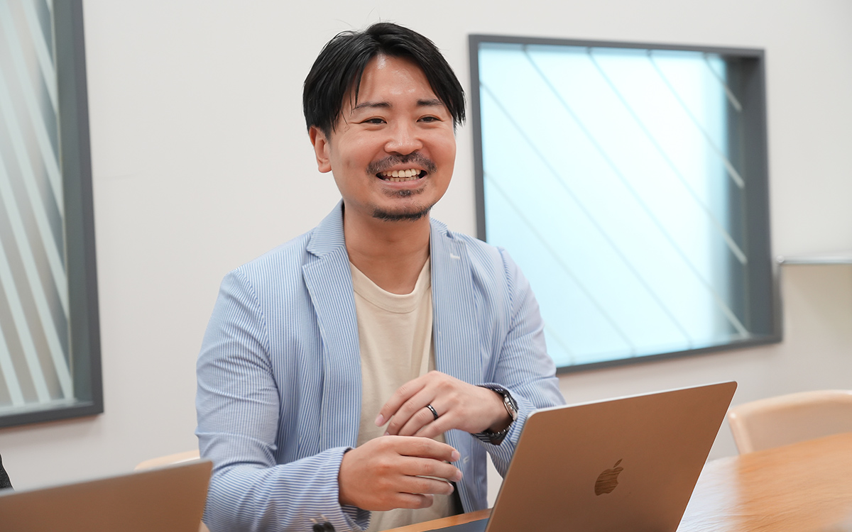 富永が笑顔で話をしている写真