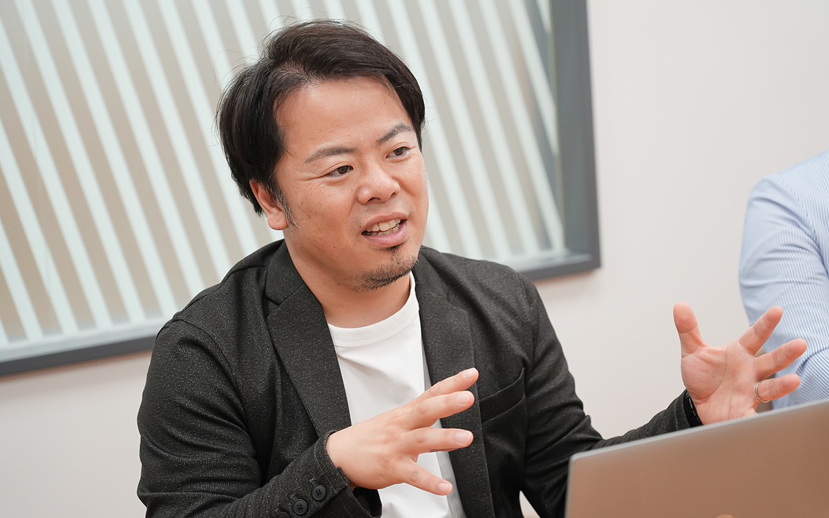 楠木が話をする様子の写真