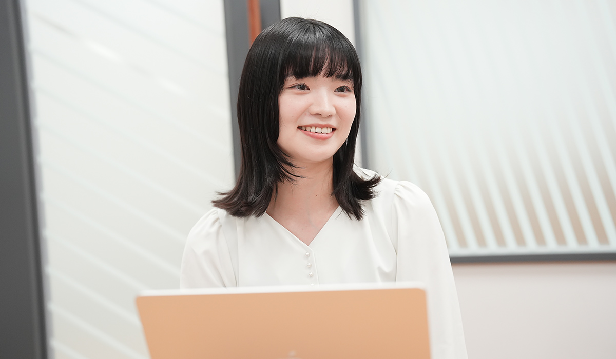 豊嶋が笑顔で話をしている写真