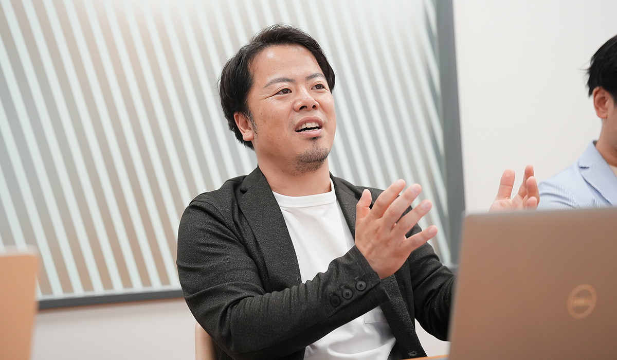楠木が話をする様子の写真