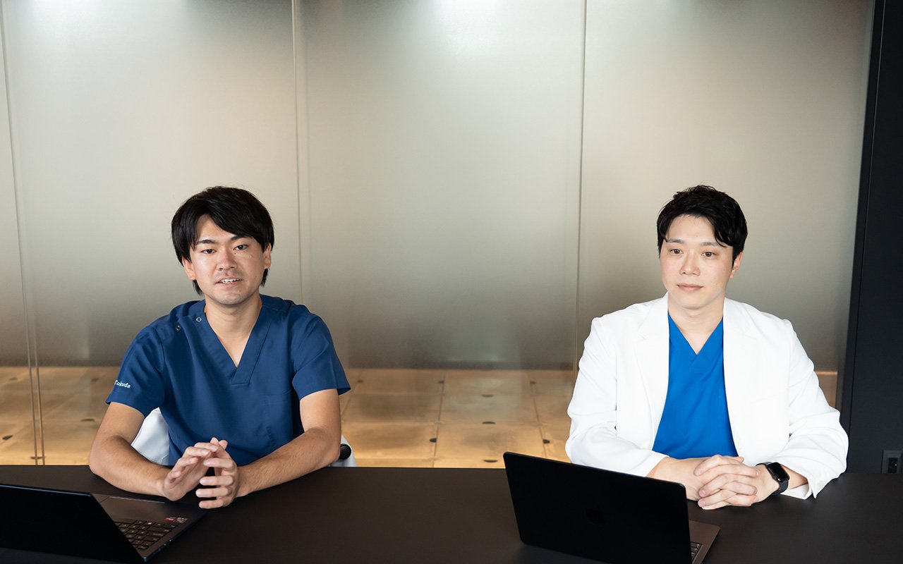 並んで座る徳田充宏さんと鬼頭知之さん