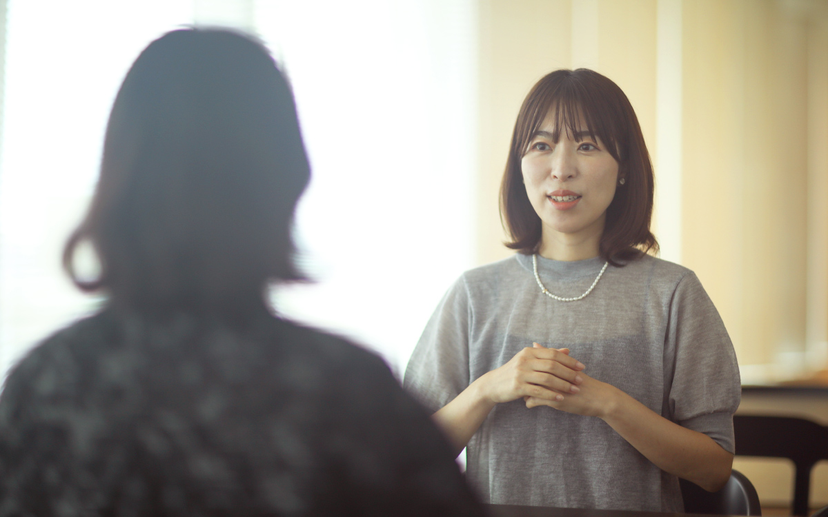 高山が話をする様子